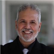 Tutor brasileño enseña álgebra lineal a estudiantes en portugués, inglés y español